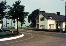 845714 Gezicht op de brugwachterswoning Eemweg 86 te Eembrugge (gemeente Baarn) met links de Eembrug over de Eem.